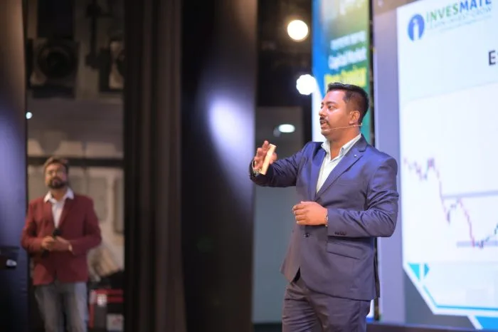 Technical analysis session on stage
